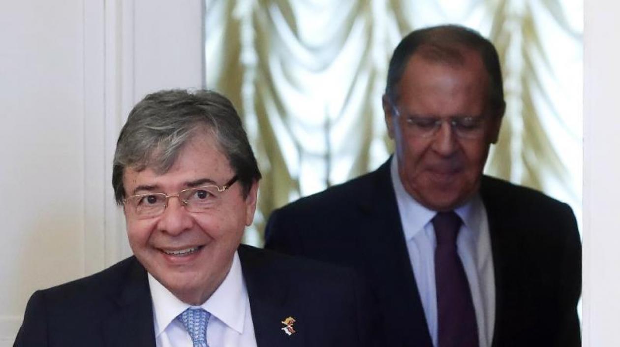 El ministro ruso de Exteriores, Sergei Lavrov (d), y su homólogo colombiano, Carlos Holmes Trujillo (i), se reúnen en Moscú (Rusia), este lunes. 