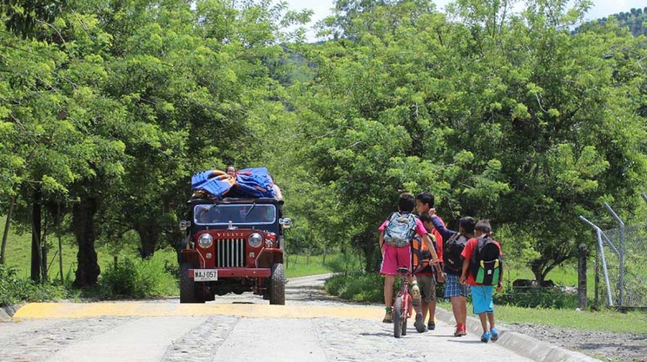 Un total de • 1.018 municipios y 24 gobernaciones inscribieron sus vías terciarias para recibir recursos del Gobierno nacional a través del programa “Colombia Rural”.