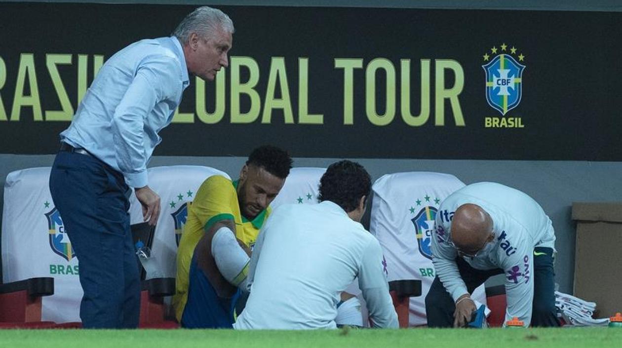 Neymar es atendido tras sufrir lesión ante Catar.