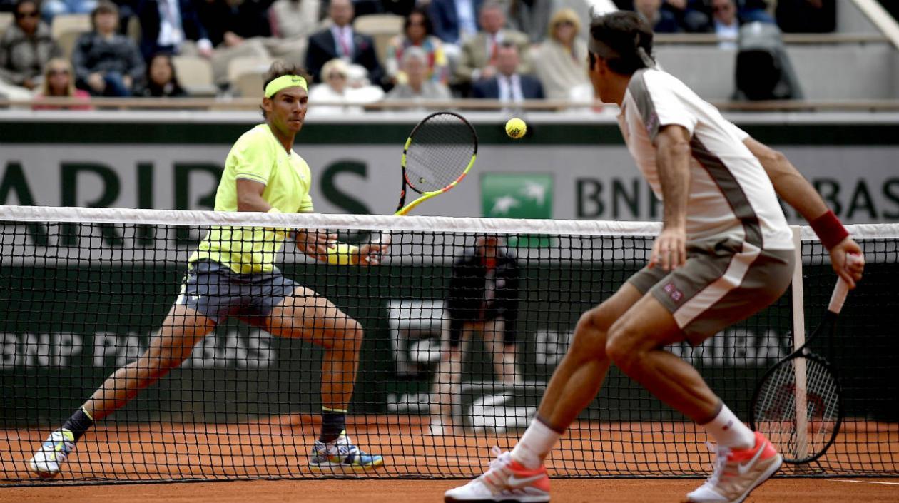 Acción del juego entre Rafael Nadal y Roger Federer. 