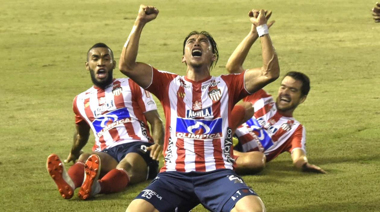 Freddy Hinestroza, Fabián Sambueza y Sebastián Hernández, celebrando el gol.
