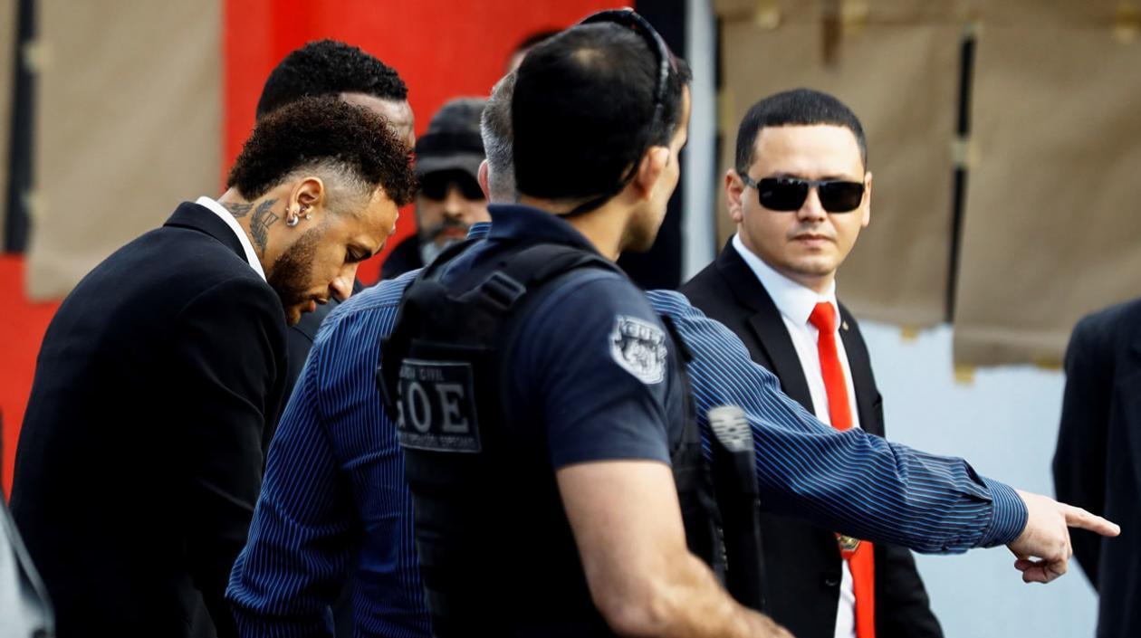 Neymar a su llegada a la comisaría.