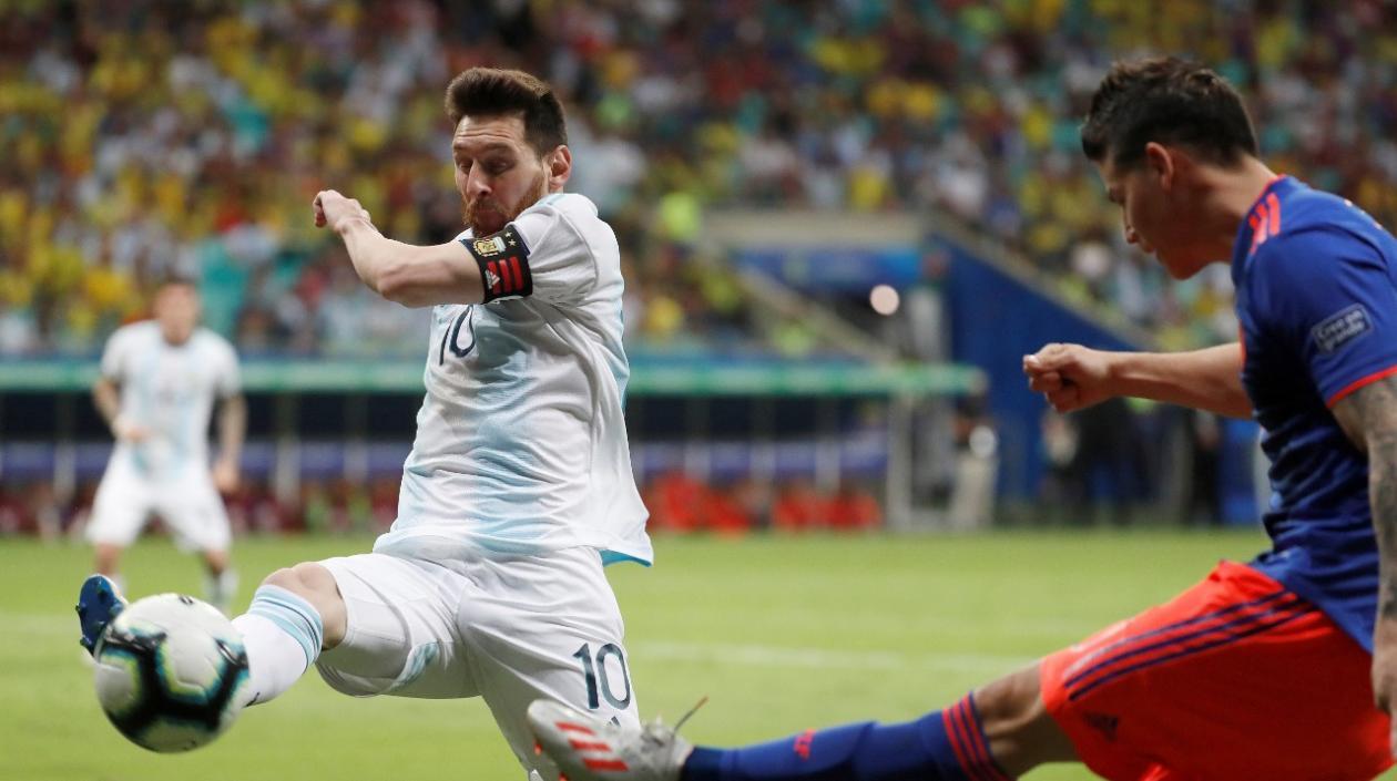 Acción del partido entre Lionel Messi y James Rodríguez. 