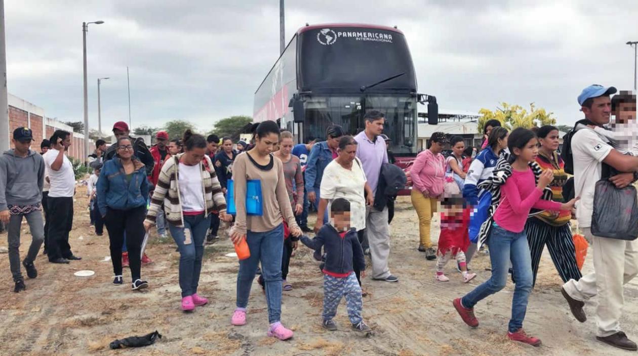 Inmigrantes venezolanos ingresando a Perú