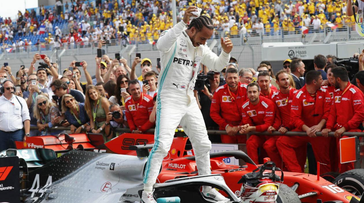 Lewis Hamilton celebra arriba de su monoplaza tras la victoria. 