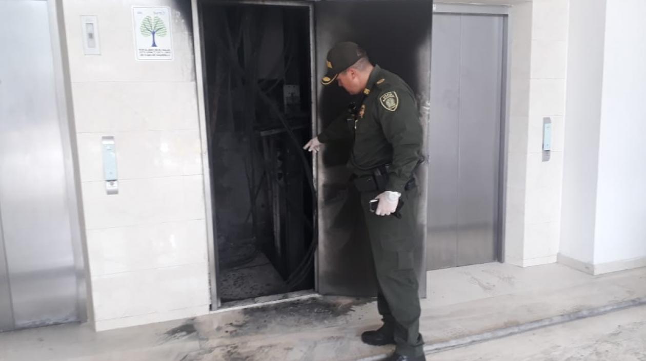 Comandante Operativo de la Mebar en el ascensor donde al parecer se originó el incendio.