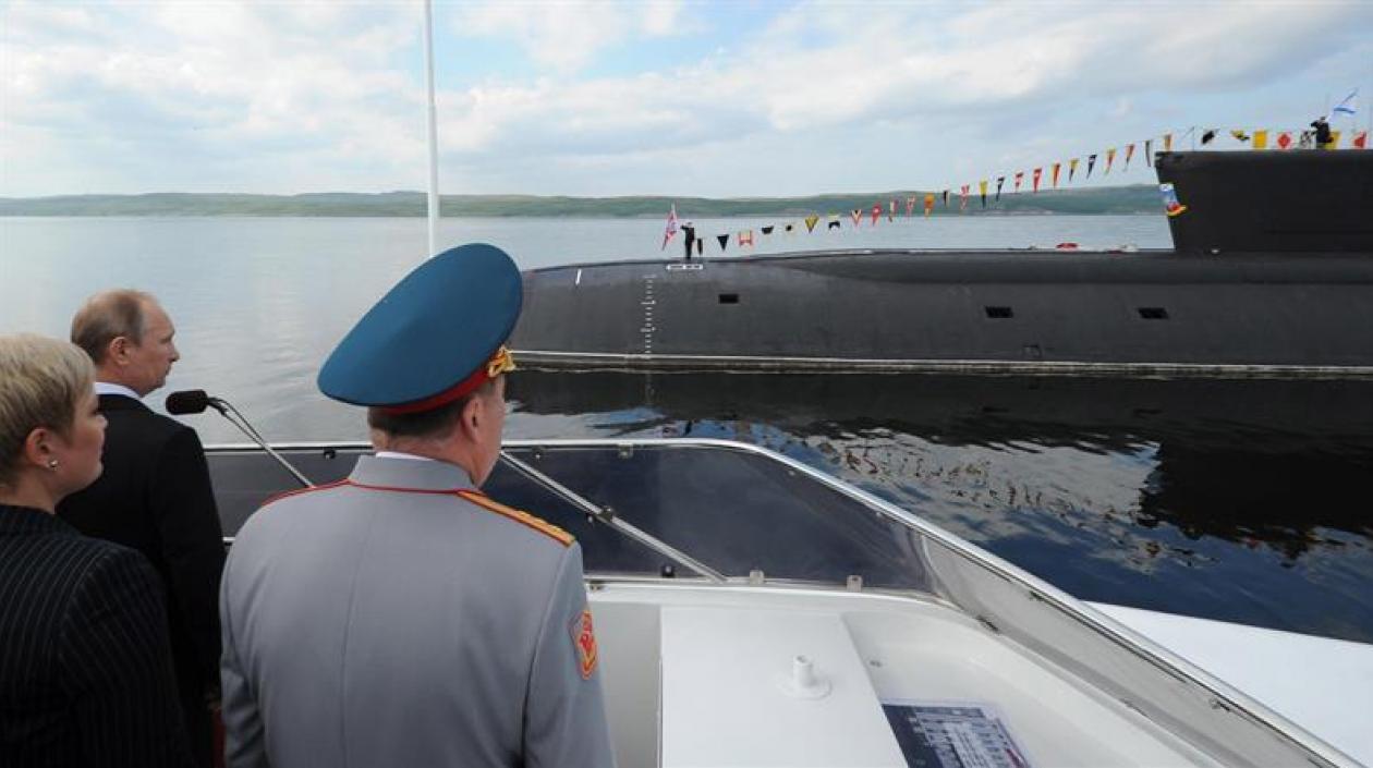 Fotografía de archivo que muestra al presidente ruso, Vladímir Putin (2i), durante una visita a un submarino durante el Día de la Marina en Severomorsk (Rusia).