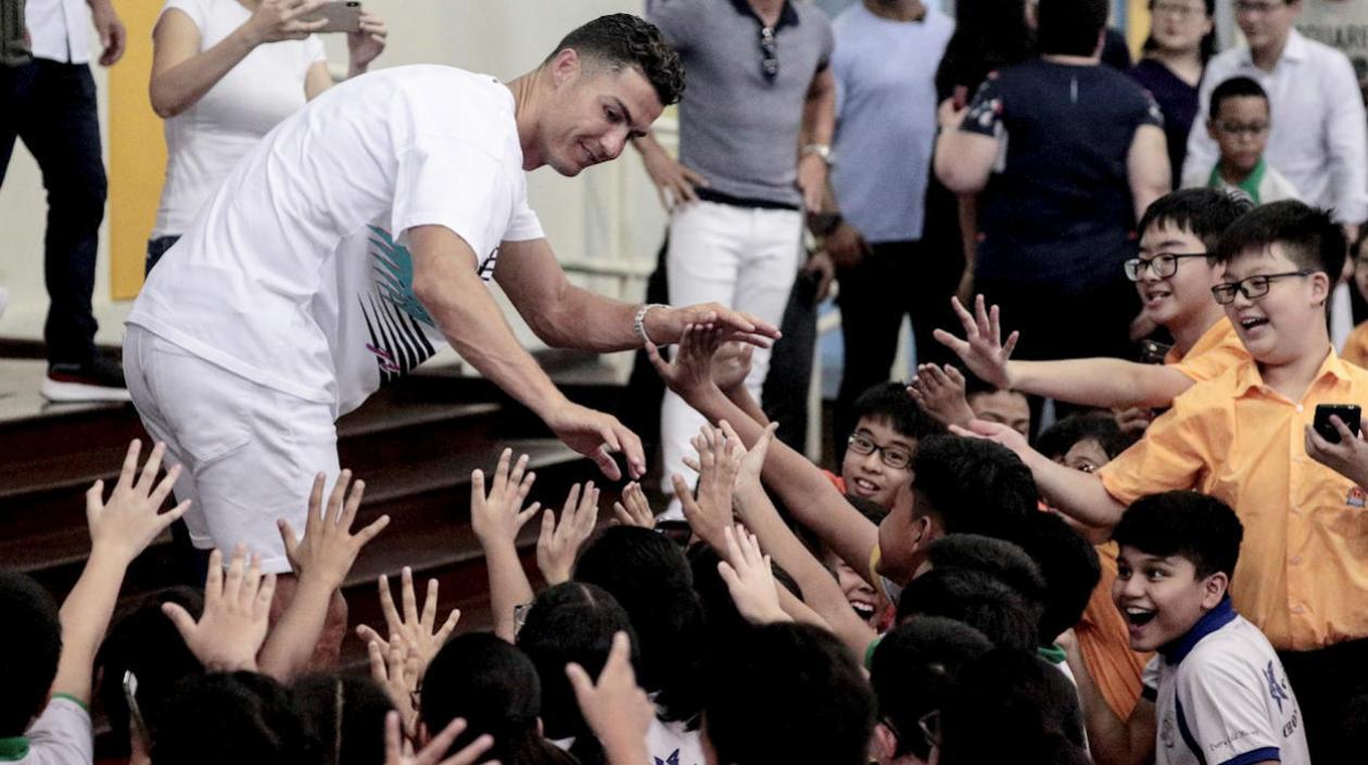 Cristiano Ronaldo comparte con niños en Singapur. 