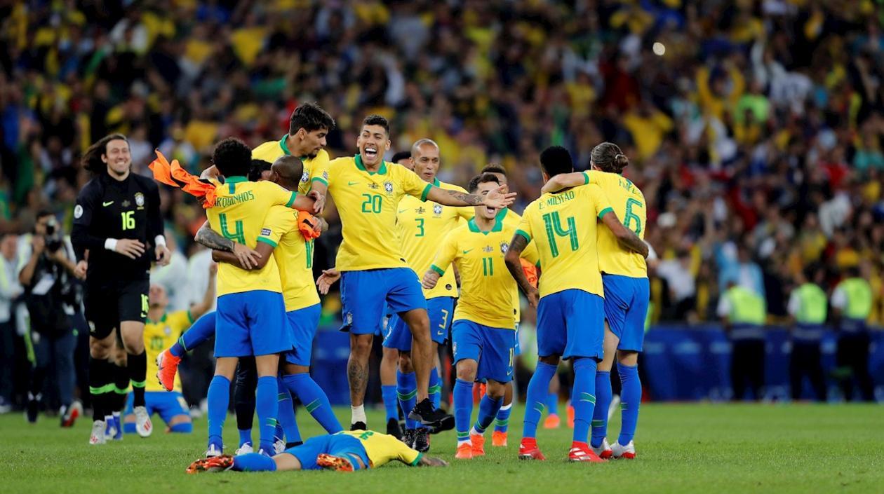 Jugadores de Brasil celebra el titulo de campeón. 