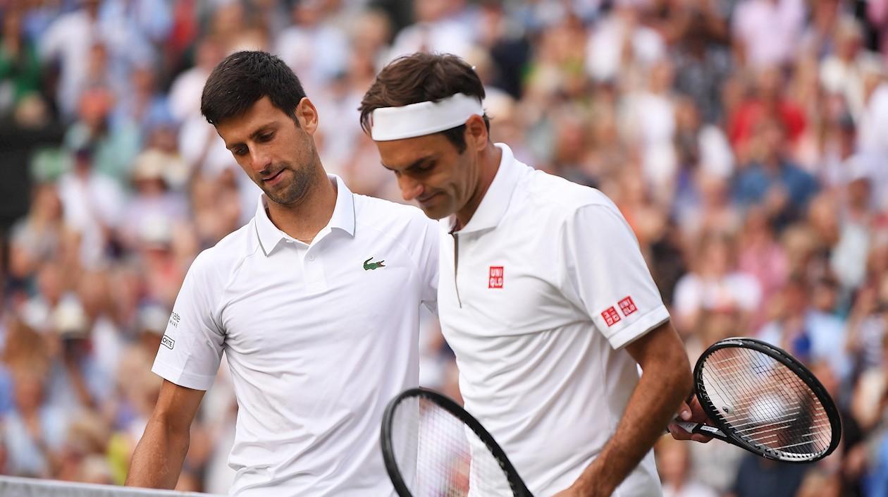 Novak Djokovic se saluda con Roger Federer tras la final de Wimbledon. 