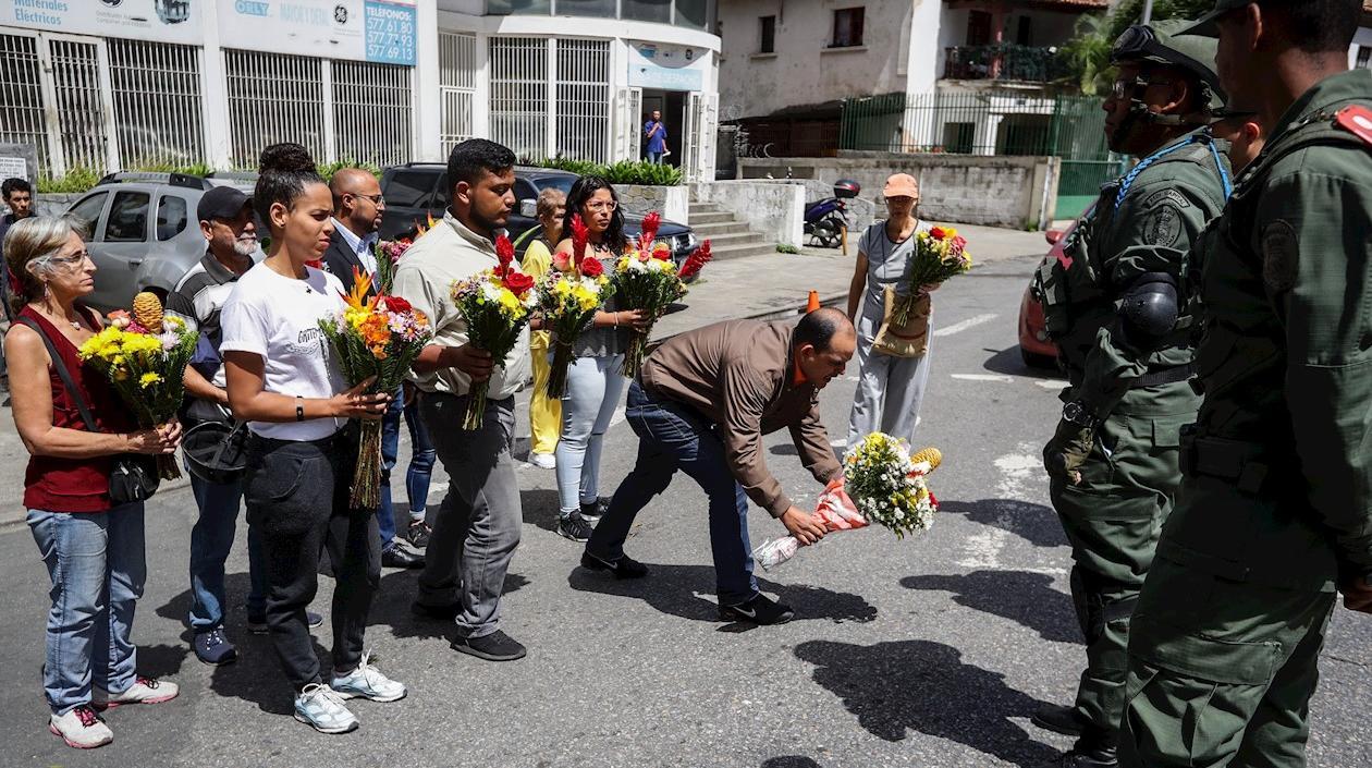 Ofrenda floral a la entrada del Comando General de la Armada Bolivariana en homenaje al capitán venezolano, Rafael Acosta Arevalo, en Caracas (Venezuela).