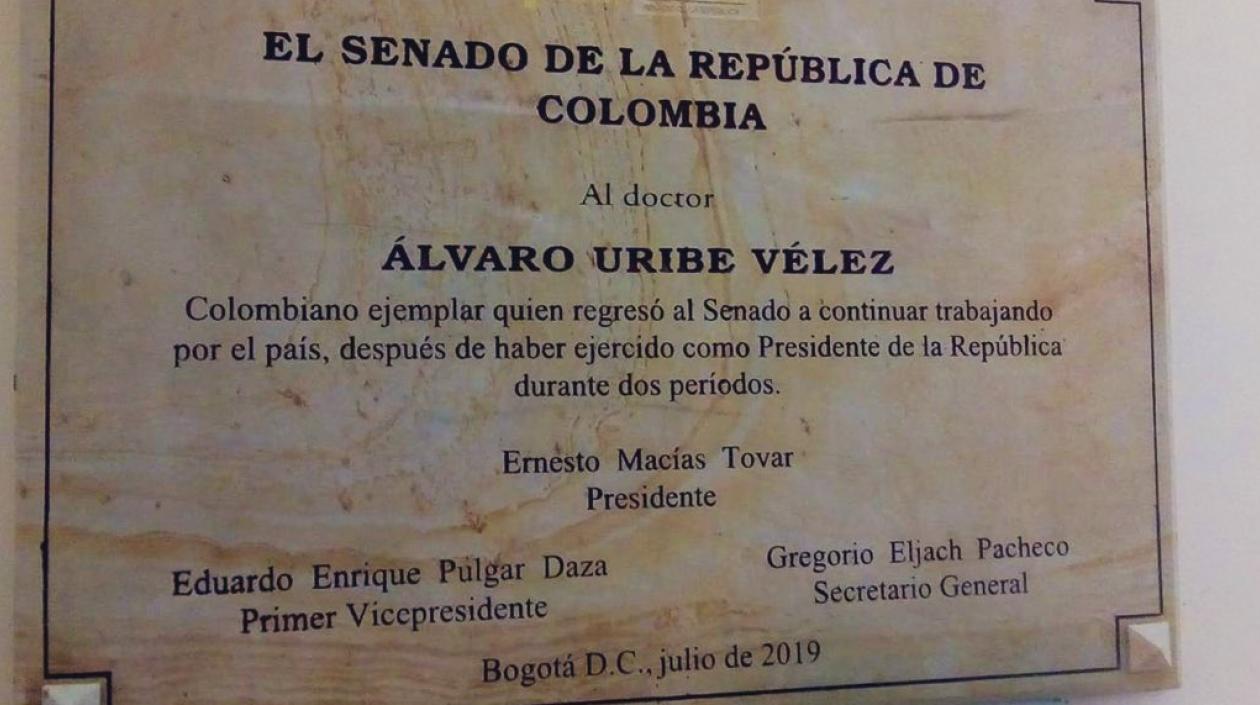 La placa de homenaje al senador Álvaro Uribe Vélez.
