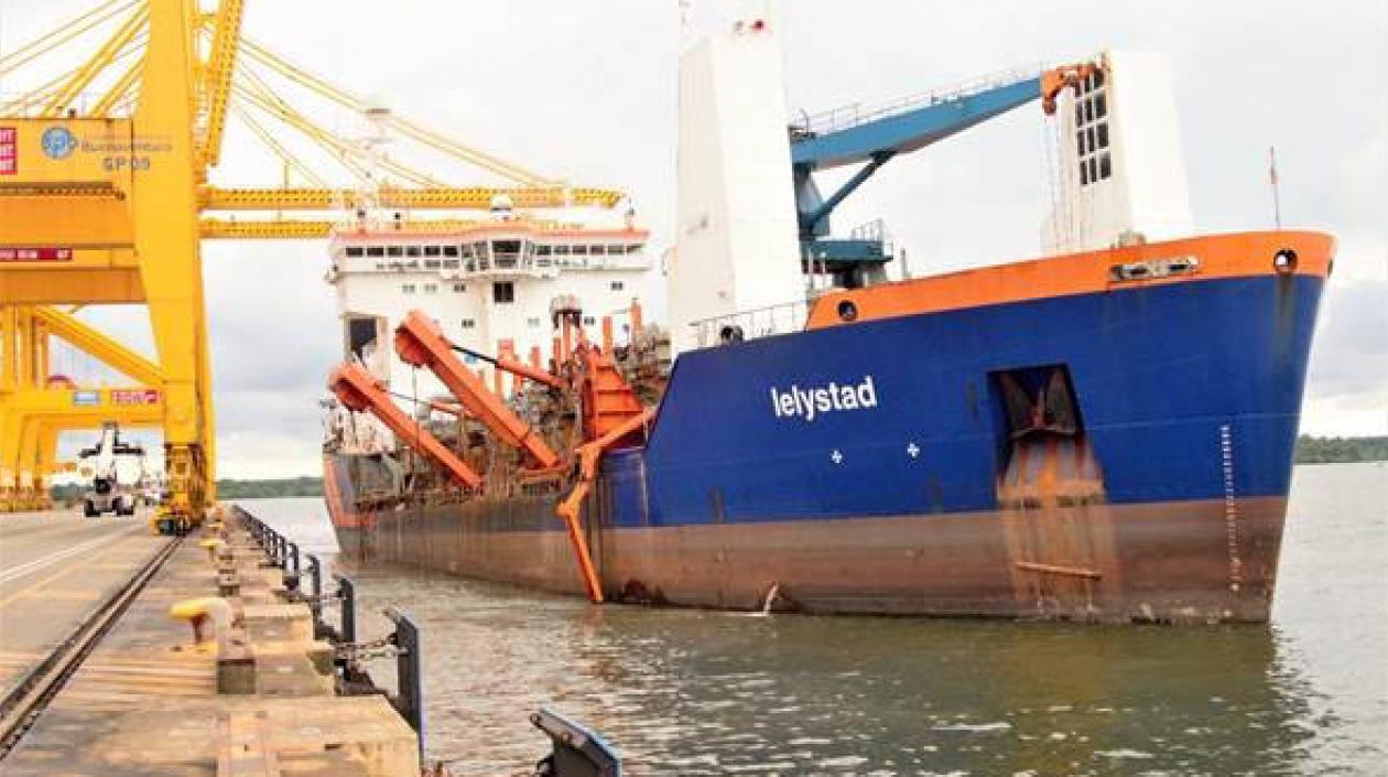 La draga 'Lelystad', durante su más reciente permanencia en el puerto de Barranquilla.