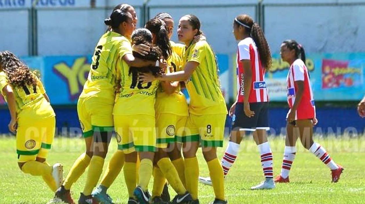Jugadoras del Atlético Bucaramanga celebrando el primer gol.