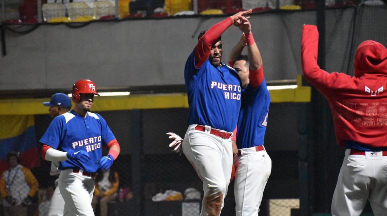 Jugadores de Puerto Rico celebrando el triunfo.