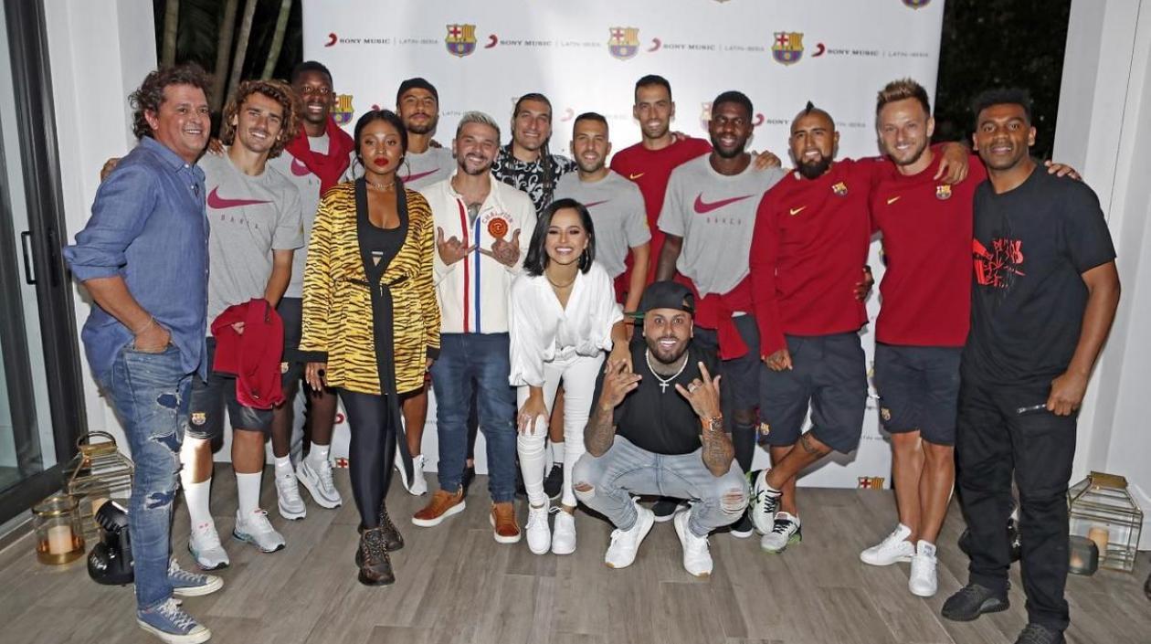 Artistas junto a jugadores del FC Barcelona.