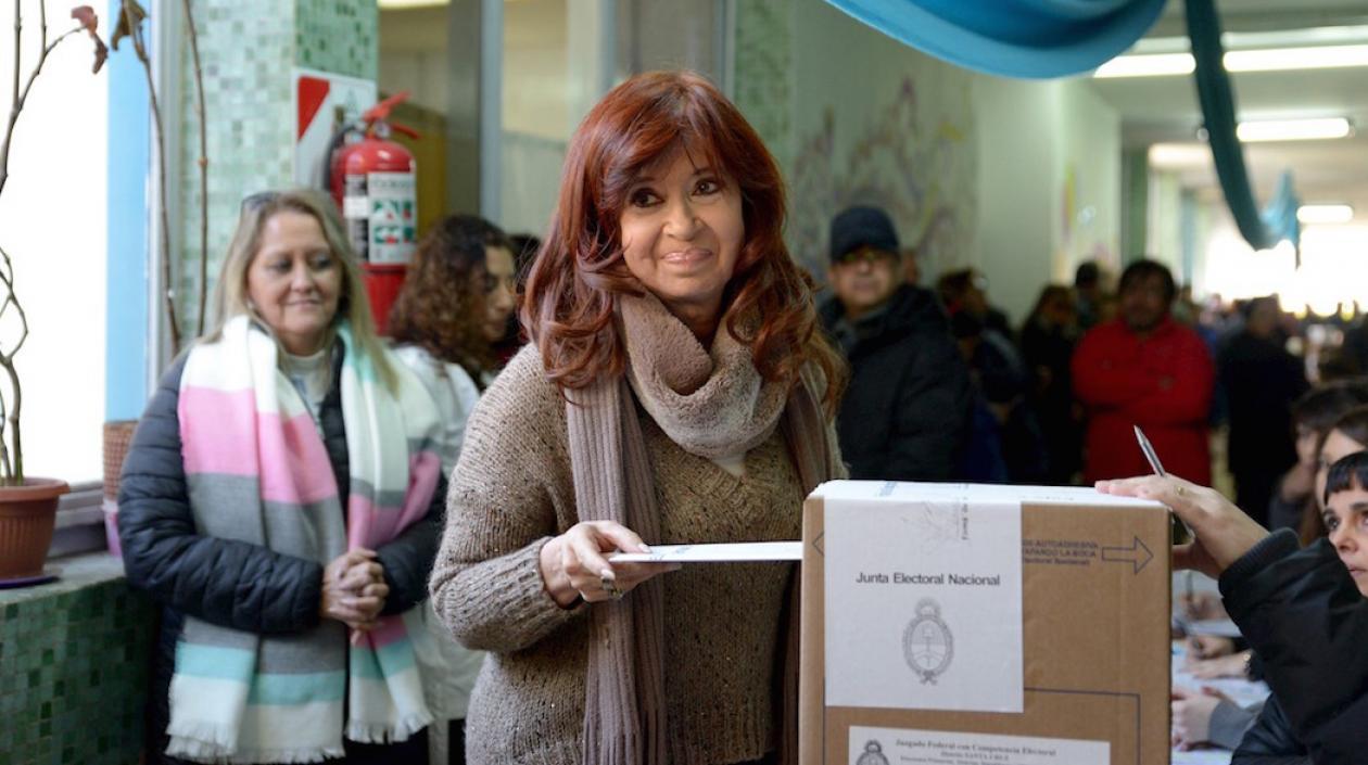 La expresidenta Cristina Fernández, acudiendo al puesto de votación.