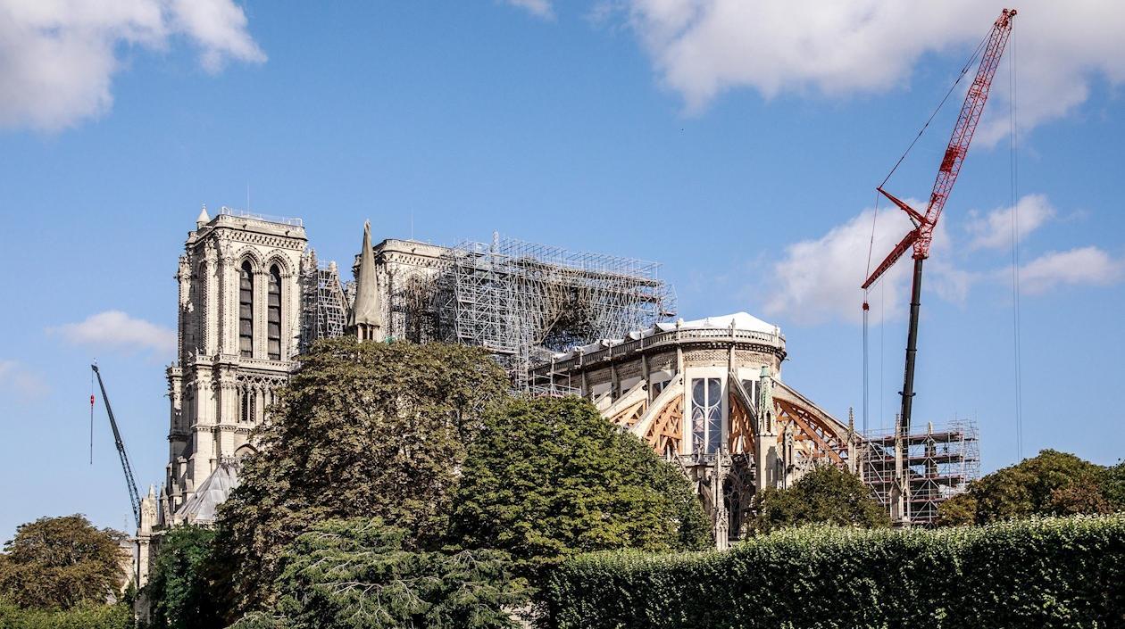 Notre Dame es reconstruida tras el incendio ocurrido en abril.