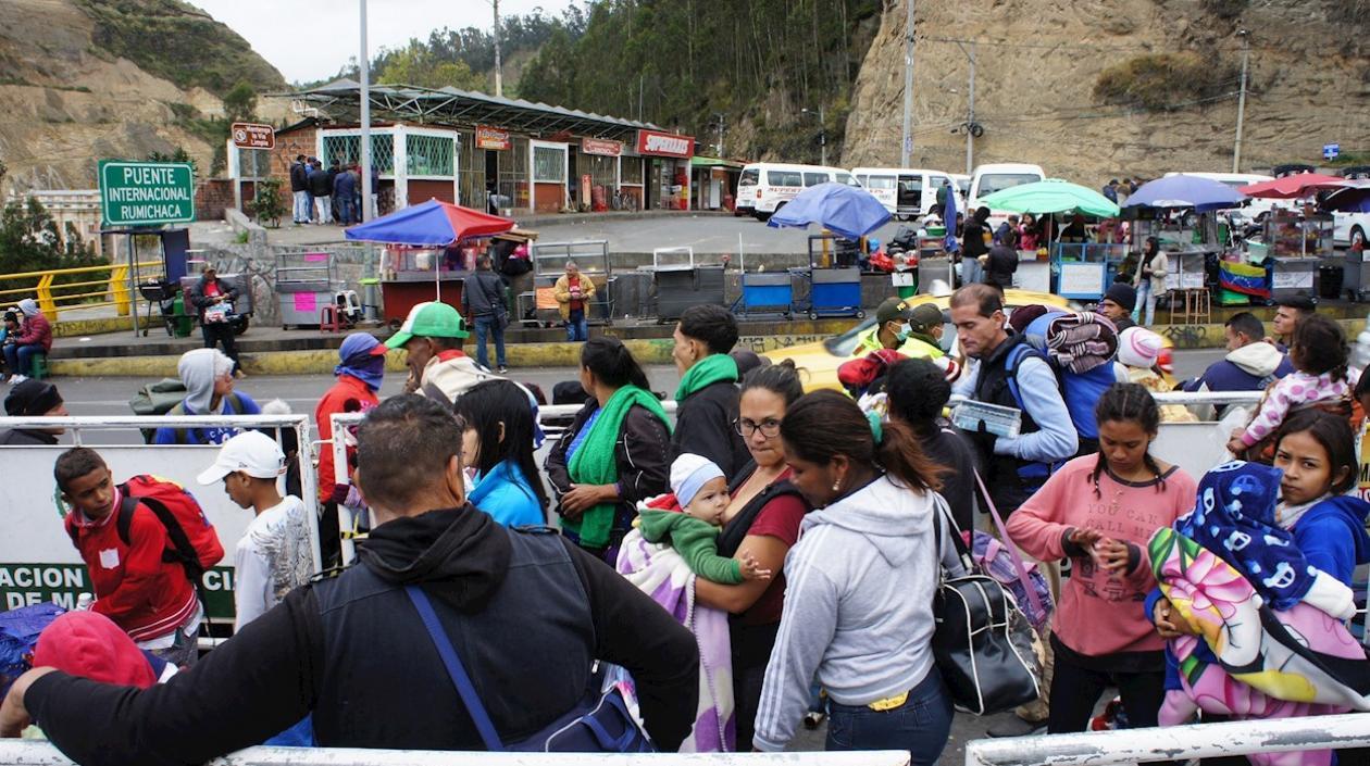igrantes esperan este viernes en la frontera con Colombia, en el paso de Rumichaca (Ecuador).