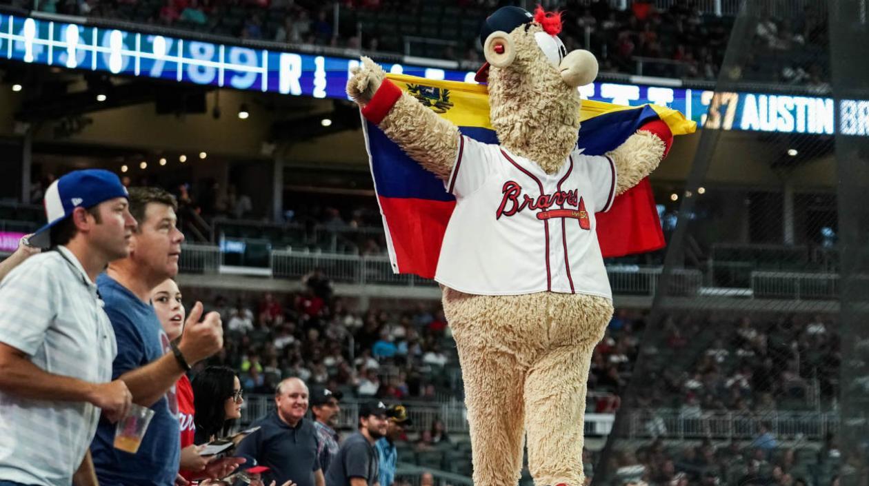 La mascota de los Bravos de Atlanta celebra con una bandera de Venezuela. 