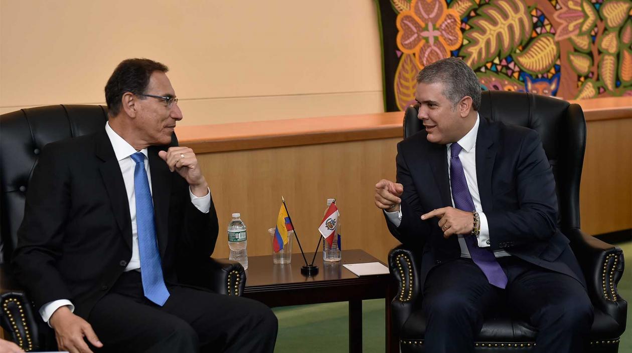 Presidente de Perú conversa con el Presidente de Colombia.
