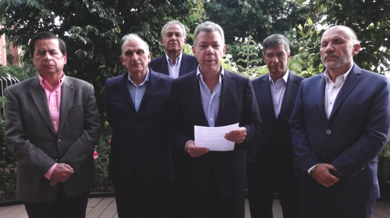 Juan Manuel Santos, expresidente de Colombia, con parte del equipo negociador de su gobierno con las FARC.