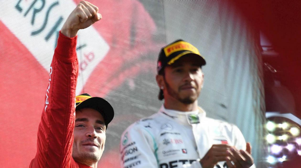 Charles Leclerc y Lewis Hamilton en el podio de la carrera. 