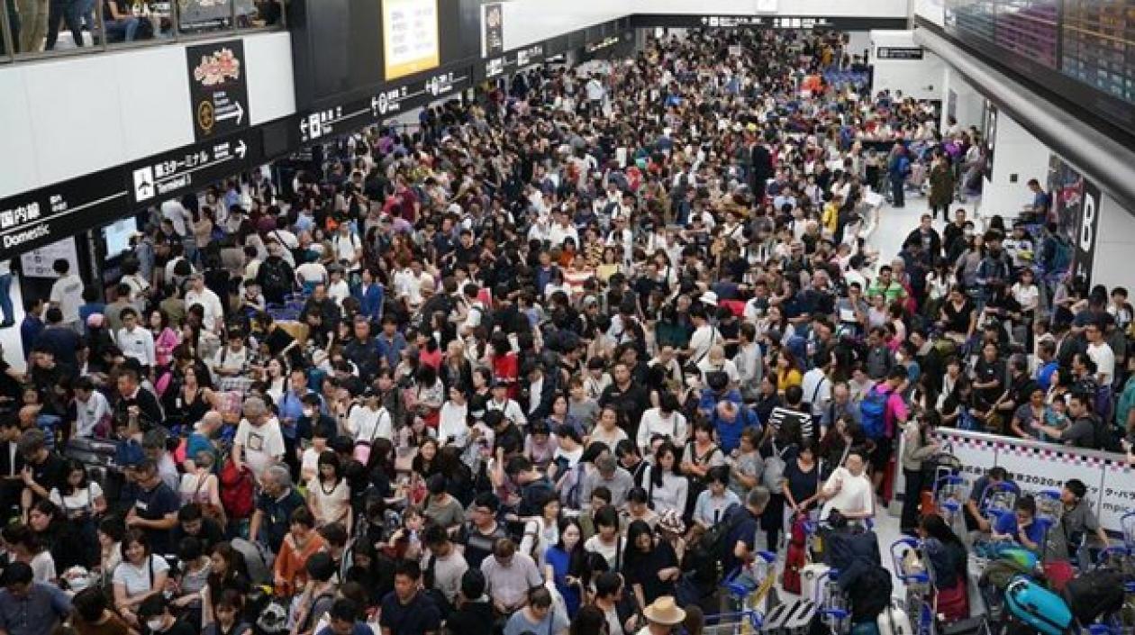 La agencia local de noticias Kyodo calcula que unas 17.000 personas quedaron retenidas en la terminal aérea por el tifón.