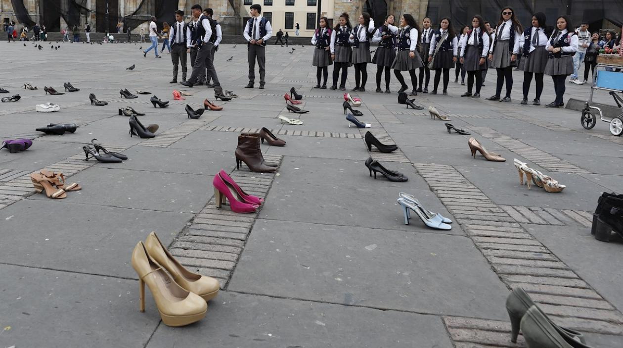  Fotografía de pares de zapatos que hacen parte de un montaje artístico de ciudadanos venezolanos que piden no ser discriminados, este viernes en la Plaza Bolívar de Bogotá (Colombia). 