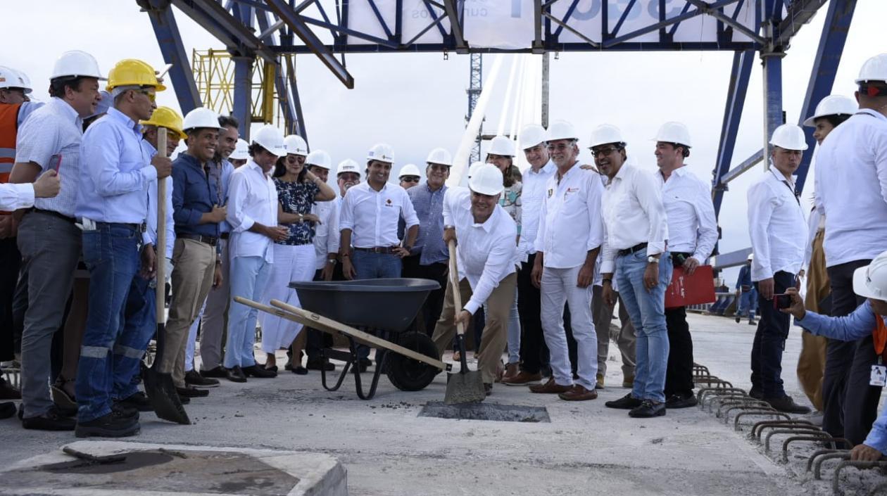 Presidente Duque en la Unión de las losas del Puente Pumarejo.