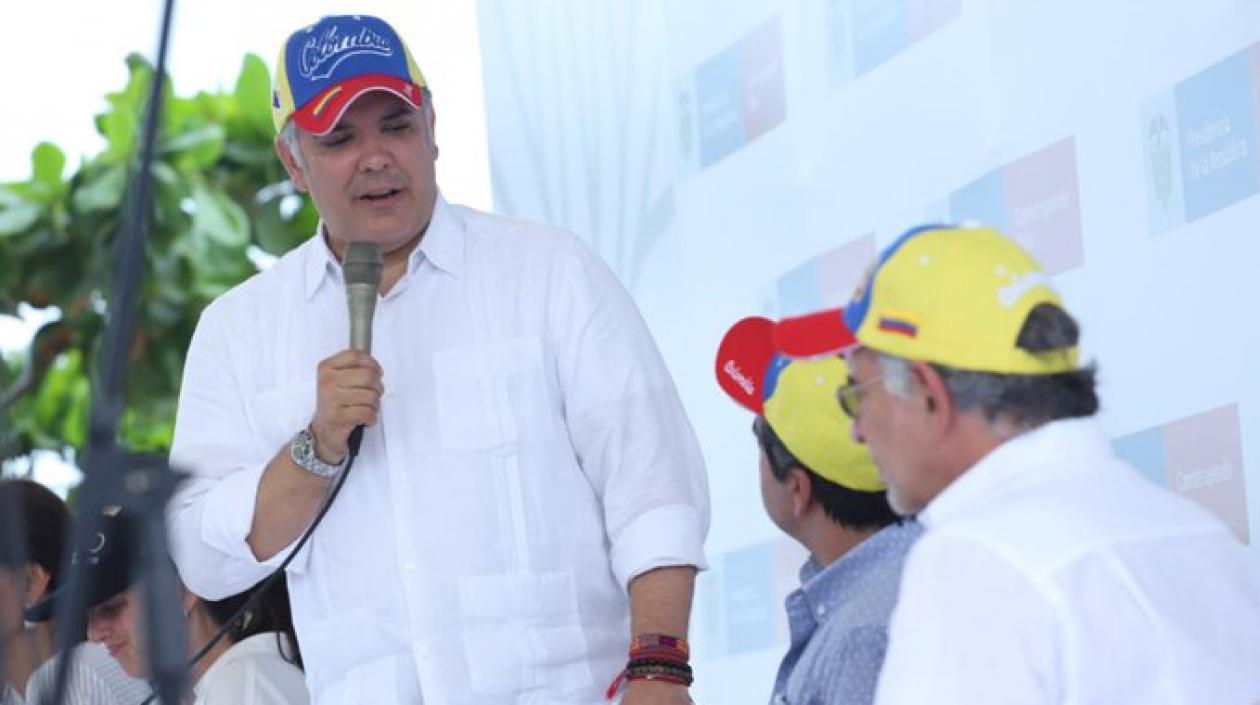 Presidente Iván Duque, presidente de Colombia; lo observan el Alcalde Char y el Gobernador Verano, en Barranquilla.