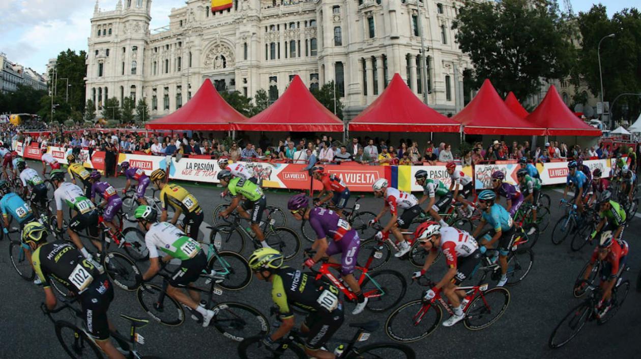 Pelotón de ciclistas durante la Vuelta a España. 
