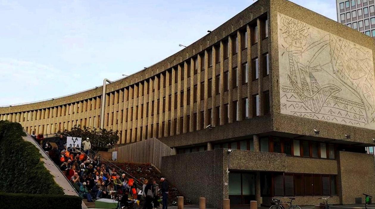 Edificio que contiene varios murales diseñados por Pablo Picasso será demolido en Noruega, preservando los murales.