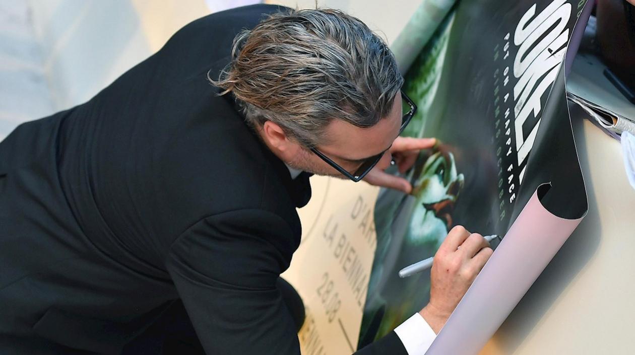 Joaquin Phoenix, protagonista de la cinta firmando autógrafos.