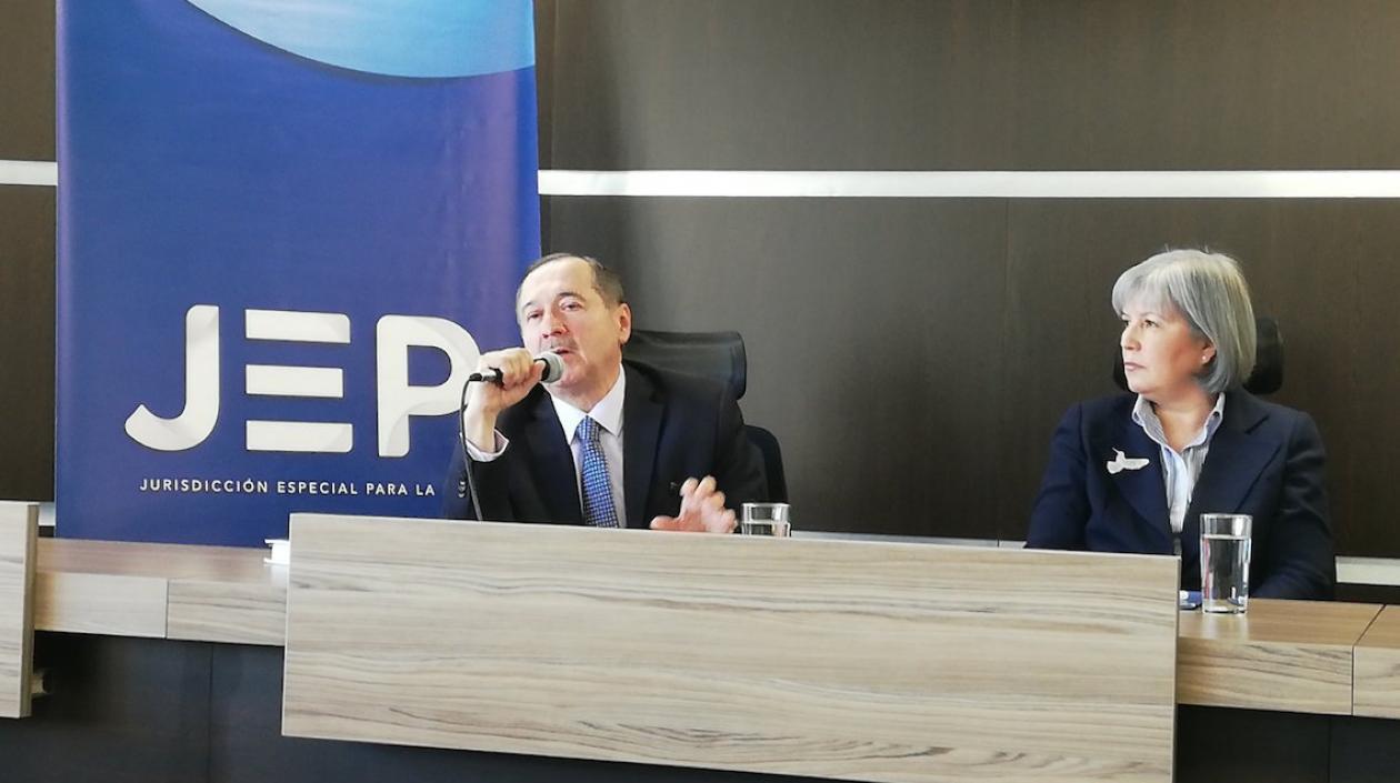 Eduardo Cifuentes, de la comisión de apelación, y Patricia Linares, presidenta de la JEP.