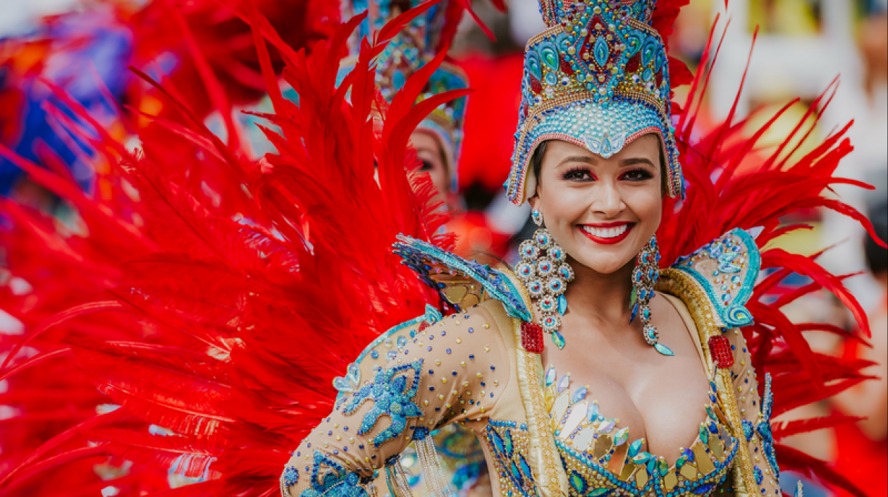 Bailarina desfilando durante el Carnaval de Aruba.