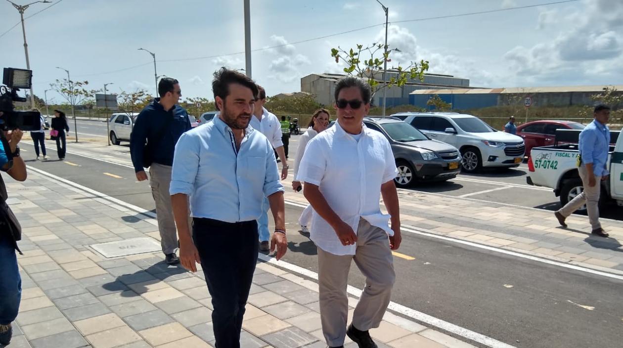 El alcalde de Barranquilla, Jaime Pumarejo, pasea por el gran Malecón del Río con el ministro de Hacienda, Alberto Carrasquilla.