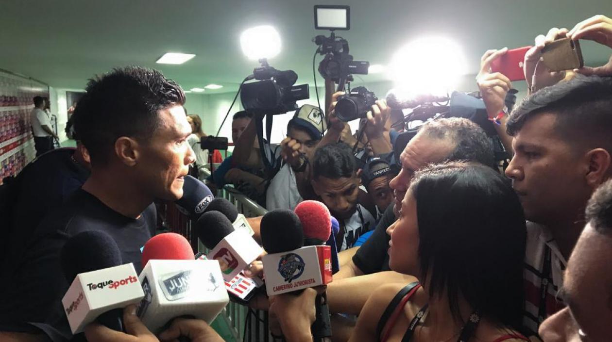 Periodistas entrevista a Teófilo Gutiérrez en la zona mixta. 