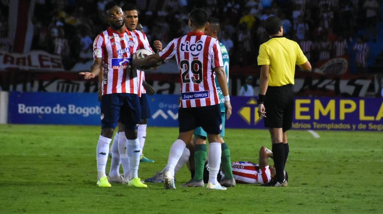 Miguel Ángel Borja y Teófilo Gutiérrez reclaman a un árbitro tras una falta. 