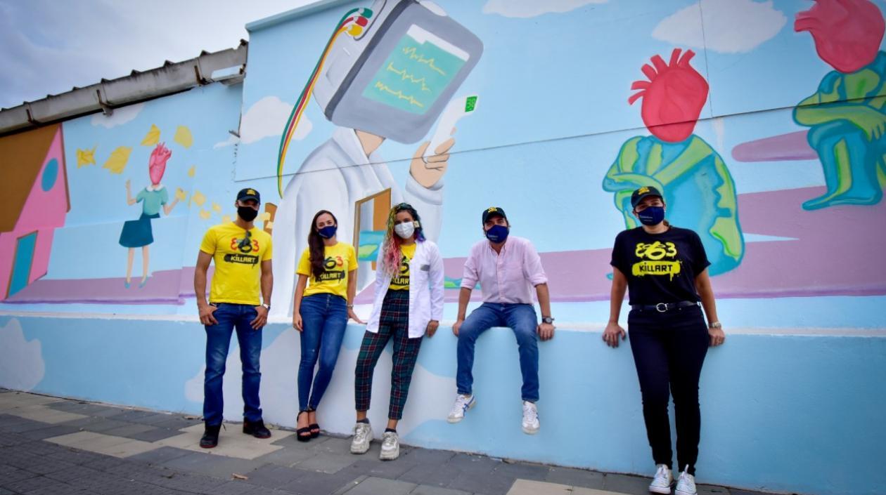 El Alcalde Jaime Pumarejo con los artistas del 'Killart', en el mural 'Héroes de la pandemia'. 