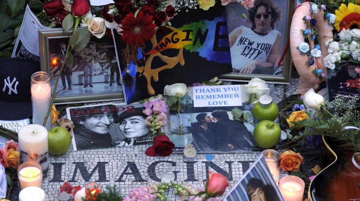 Seguidores de John Lennon le rinden homenaje. 