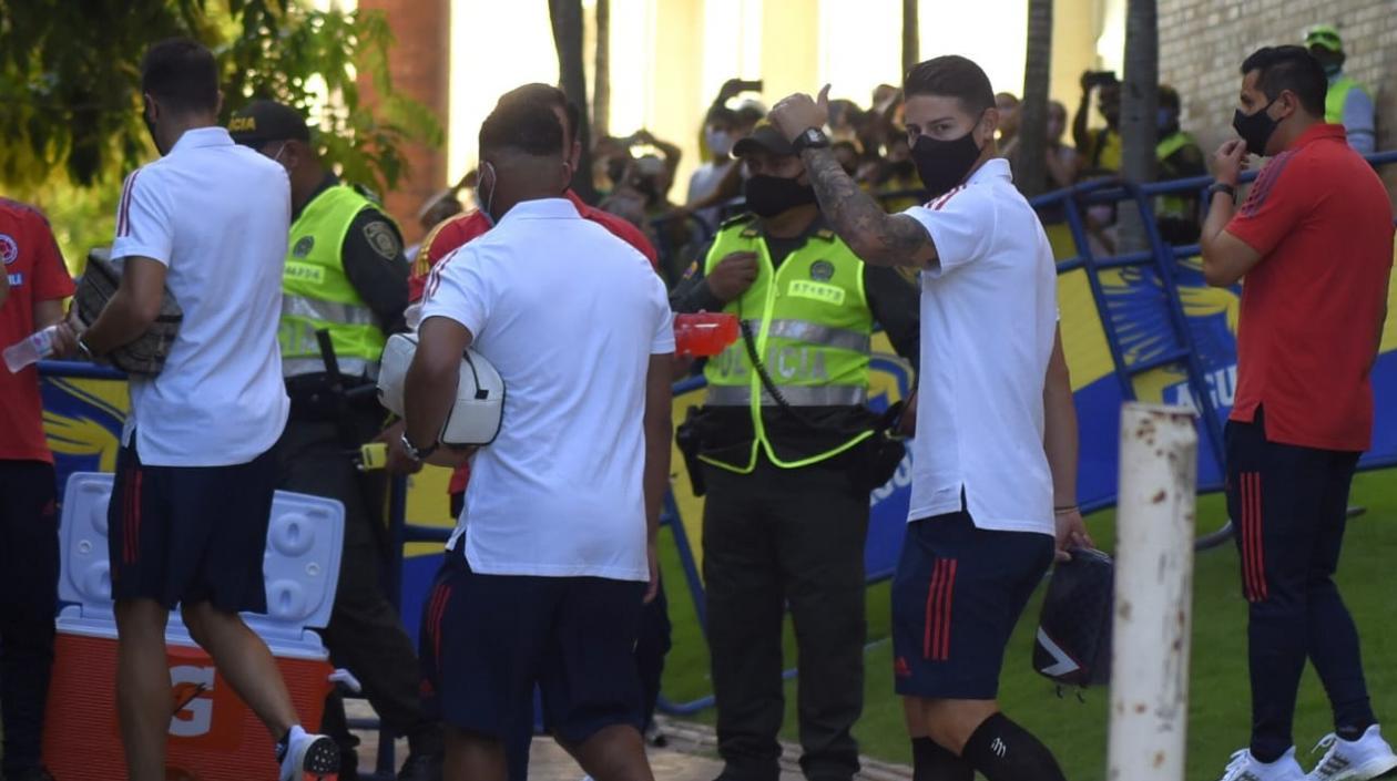James Rodríguez saluda a la hinchada a la salida de la concentración. 