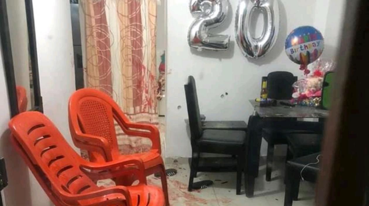 Las víctimas veían el partido en la sala de este apartamento cuando fueron atacadas a bala.