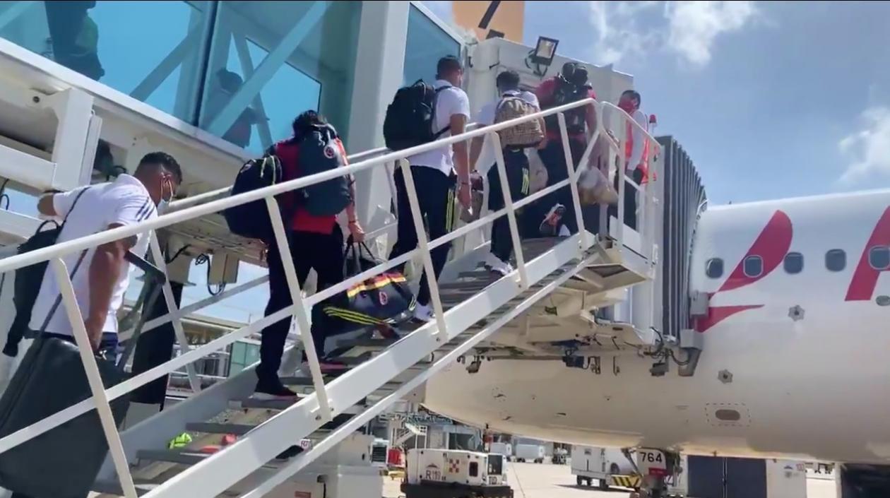 Jugadores de Colombia al abordar el avión. 