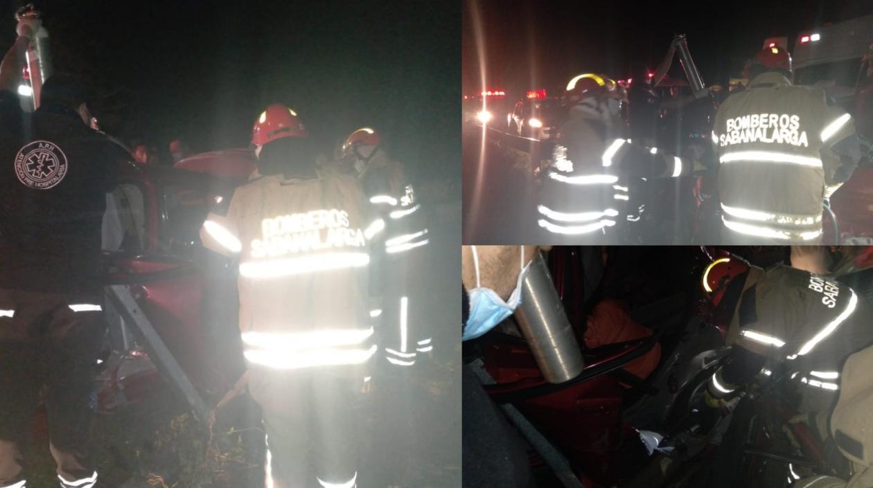 Momentos en que Bomberos de Sabanalarga rescataban a uno de los heridos. 