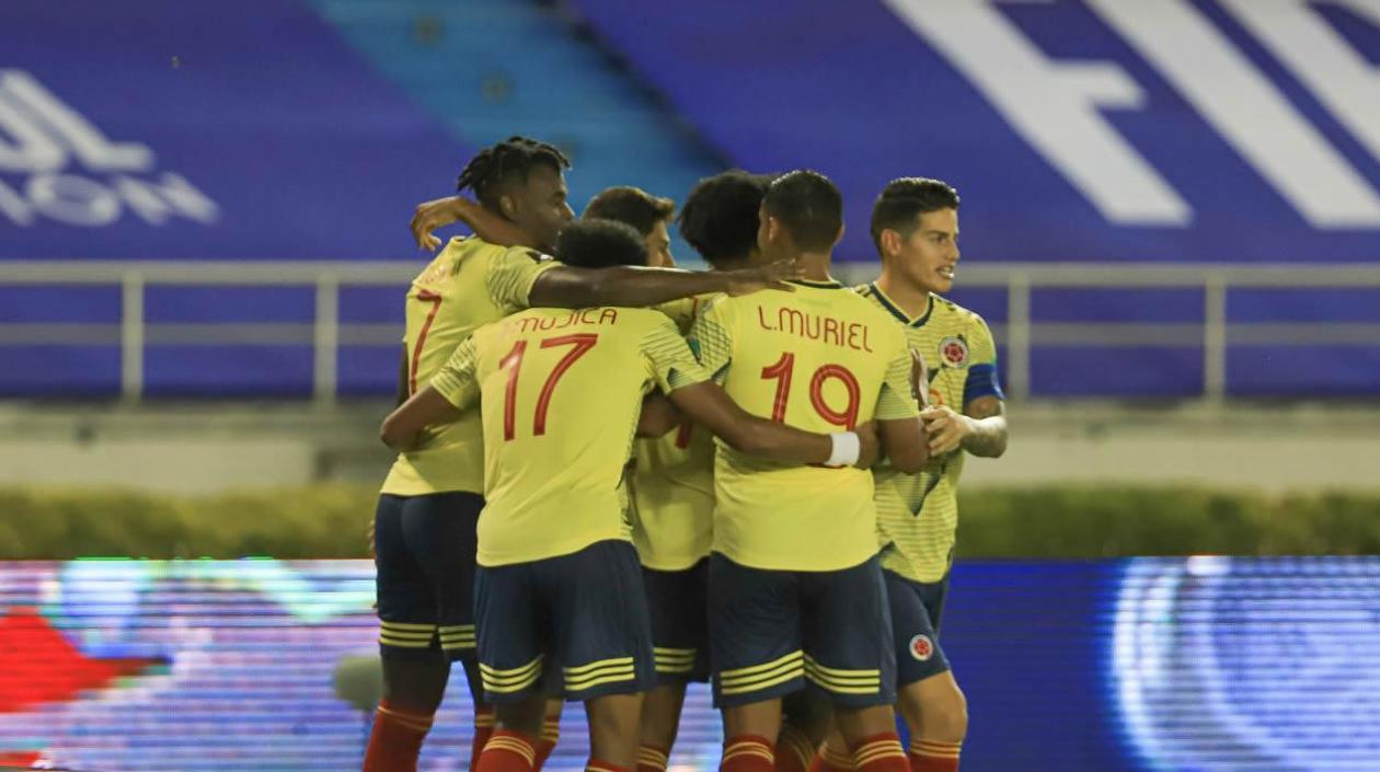 Jugadores de Colombia celebran el gol de Luis Fernando Muriel ante Venezuela.