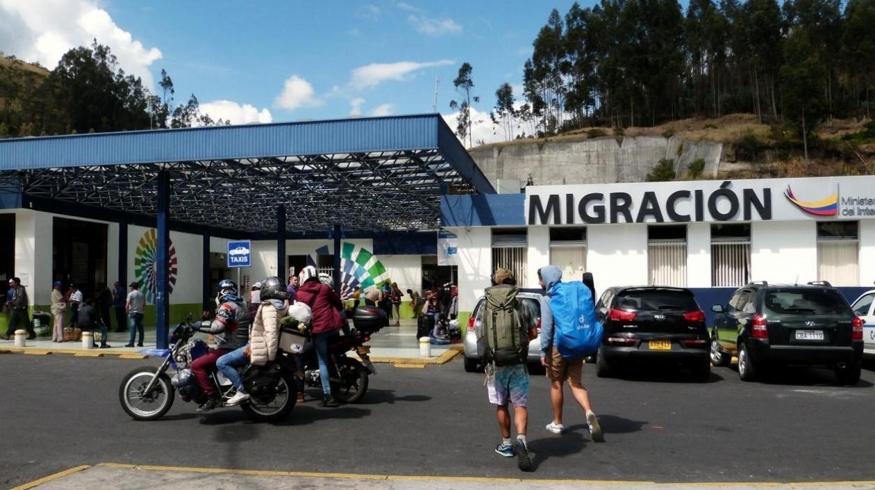 Punto de Migración en el paso fronterizo de Colombia con Ecuador.