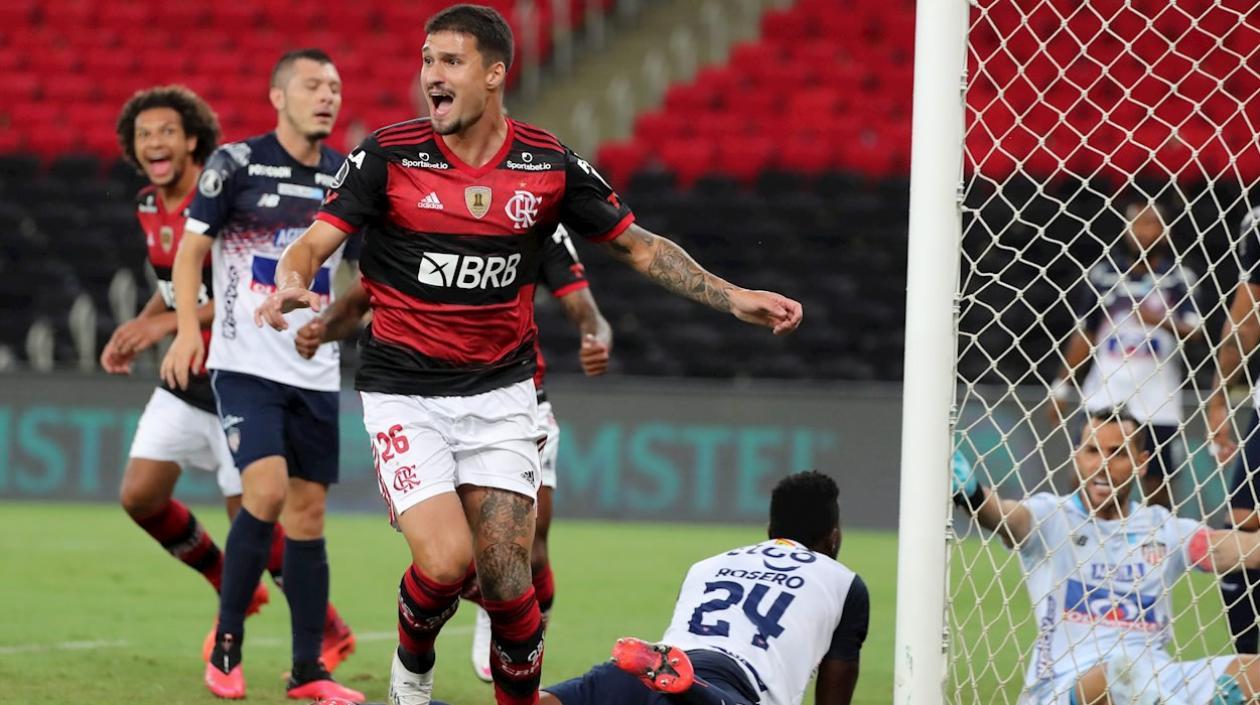 Matheus Soares de Flamengo celebra un gol hoy