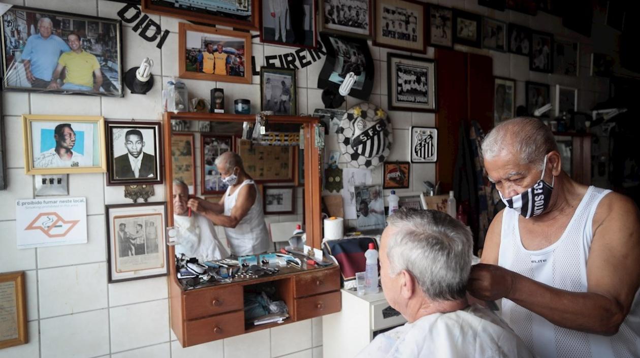 Didi en su peluquería, que es un museo en honor a Pelé. 