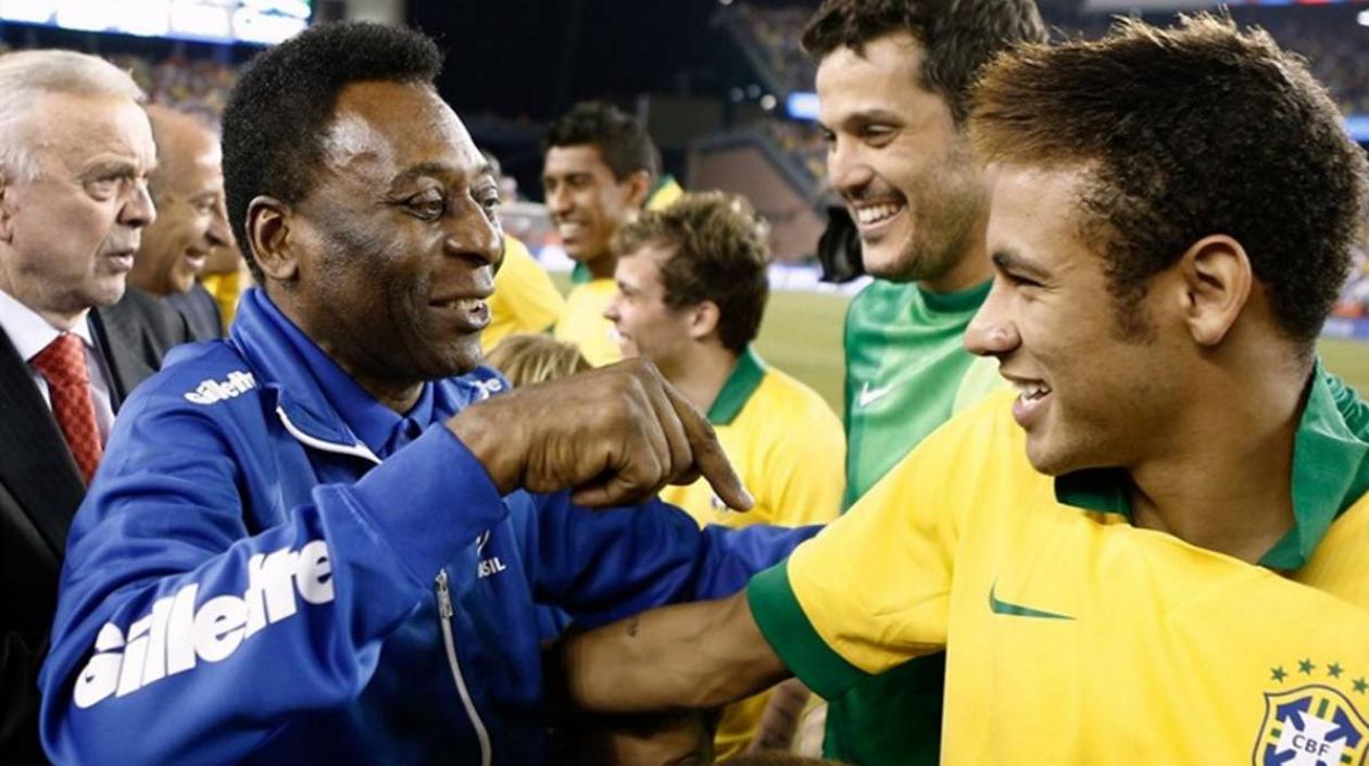 Pelé y Neymar se saludan antes de un amistoso. 